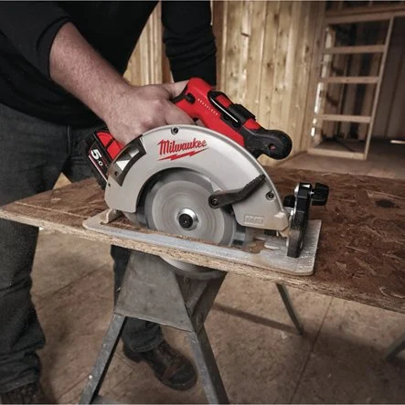 M18™ Brushless scie circulaire bois 66 mm - Milwaukee - M18 BLCS66-502X 3 M18™ Brushless scie circulaire bois 66 mm - Milwaukee - M18 BLCS66-502X – Image 3
